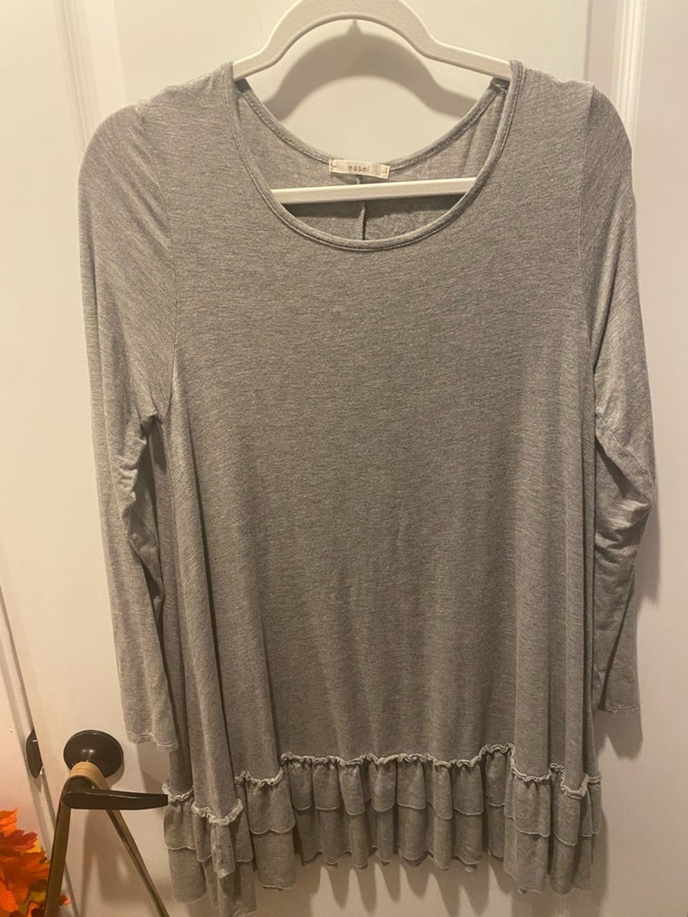 easel Heather Grey Ruffle-Hem Long Sleeve Top